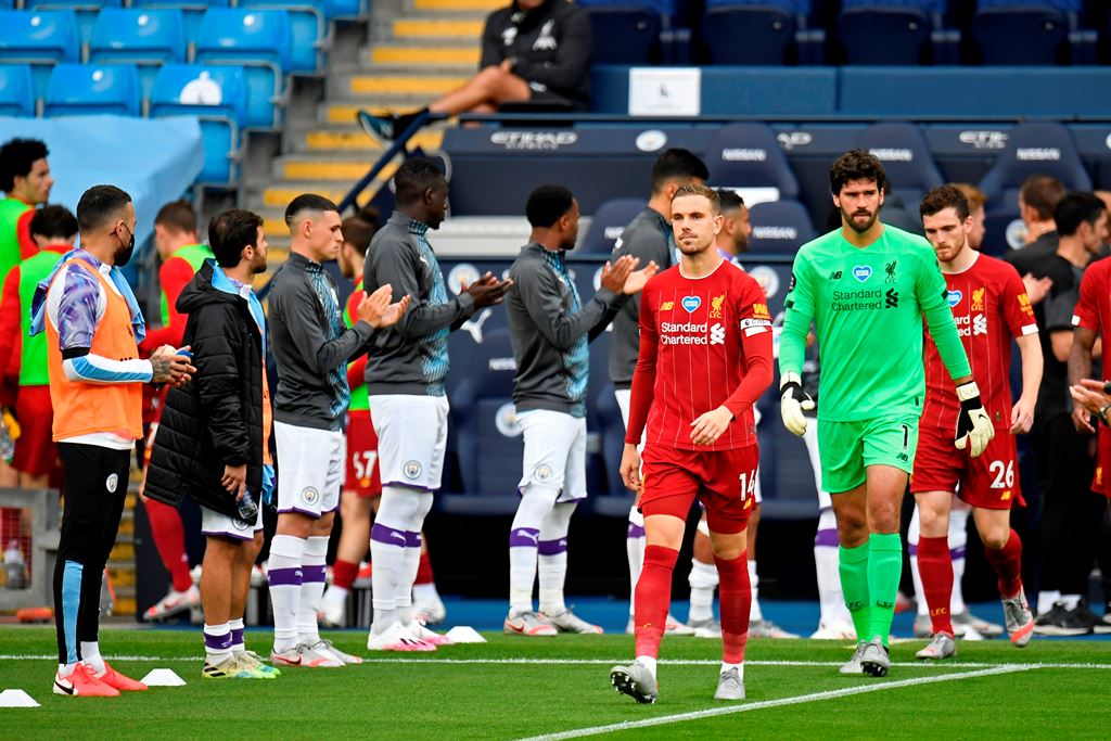 6 Potret <i>Guard of Honour</i> Man City untuk Liverpool