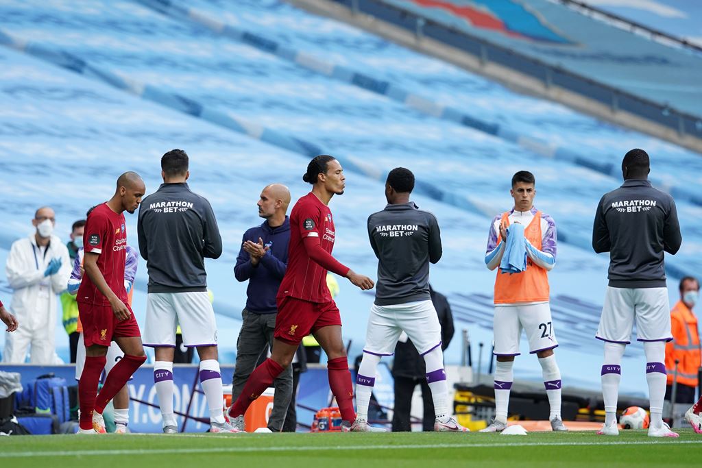 6 Potret <i>Guard of Honour</i> Man City untuk Liverpool