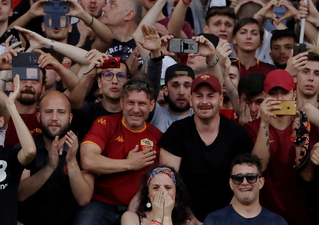 Potret dan Tangis Haru Fan pada Laga Perpisahan Totti