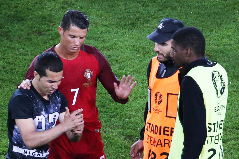 Gagal Eksekusi Penalti, Ronaldo <i>Selfie</i> dengan Penggemar