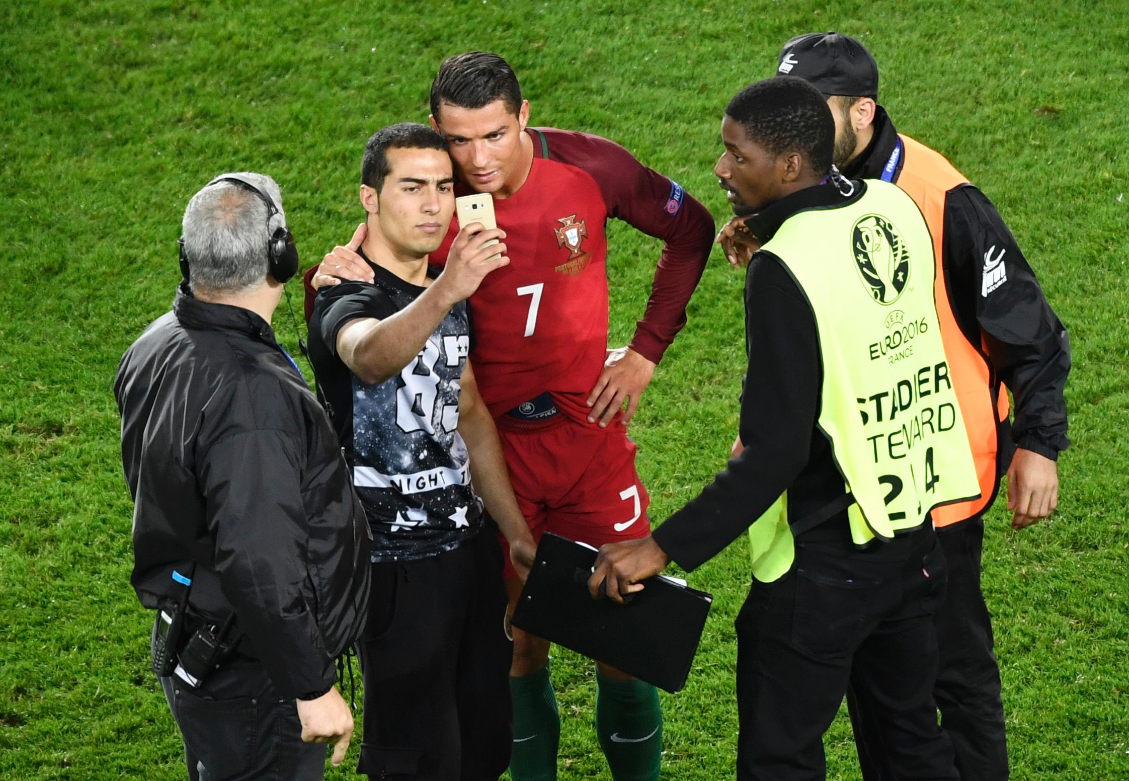 Gagal Eksekusi Penalti, Ronaldo <i>Selfie</i> dengan Penggemar
