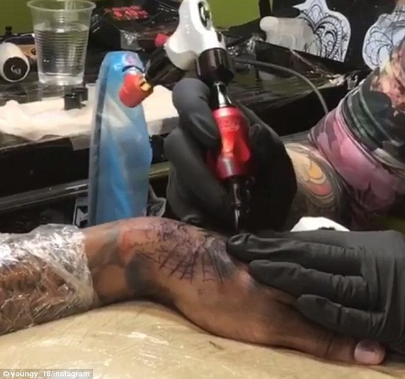 Ashley Young Pamer Tato Baru