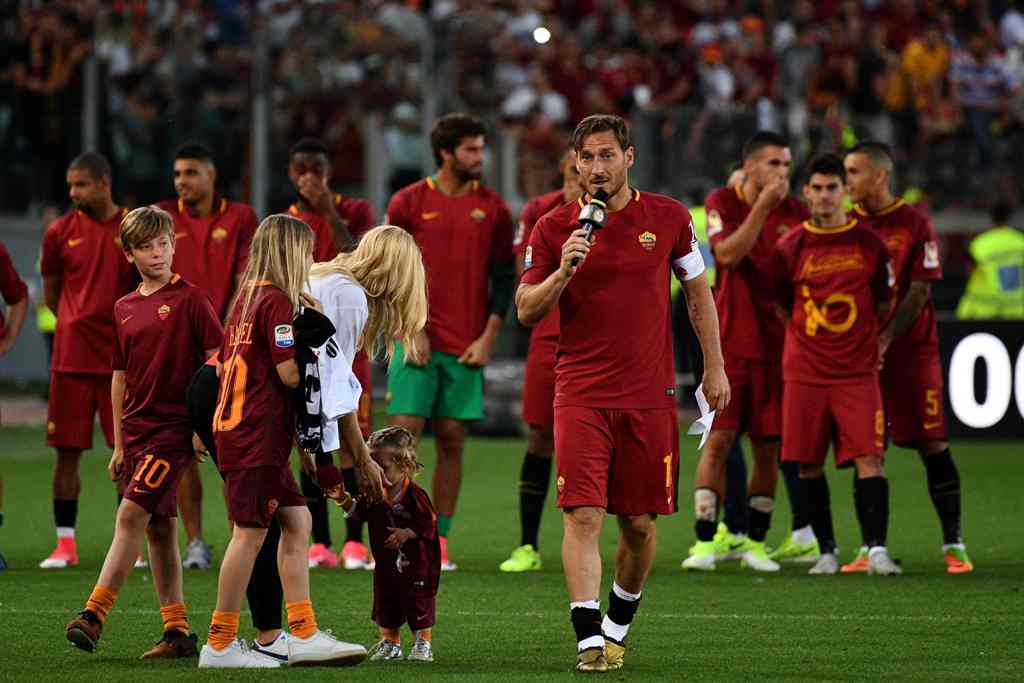 Potret dan Tangis Haru Fan pada Laga Perpisahan Totti