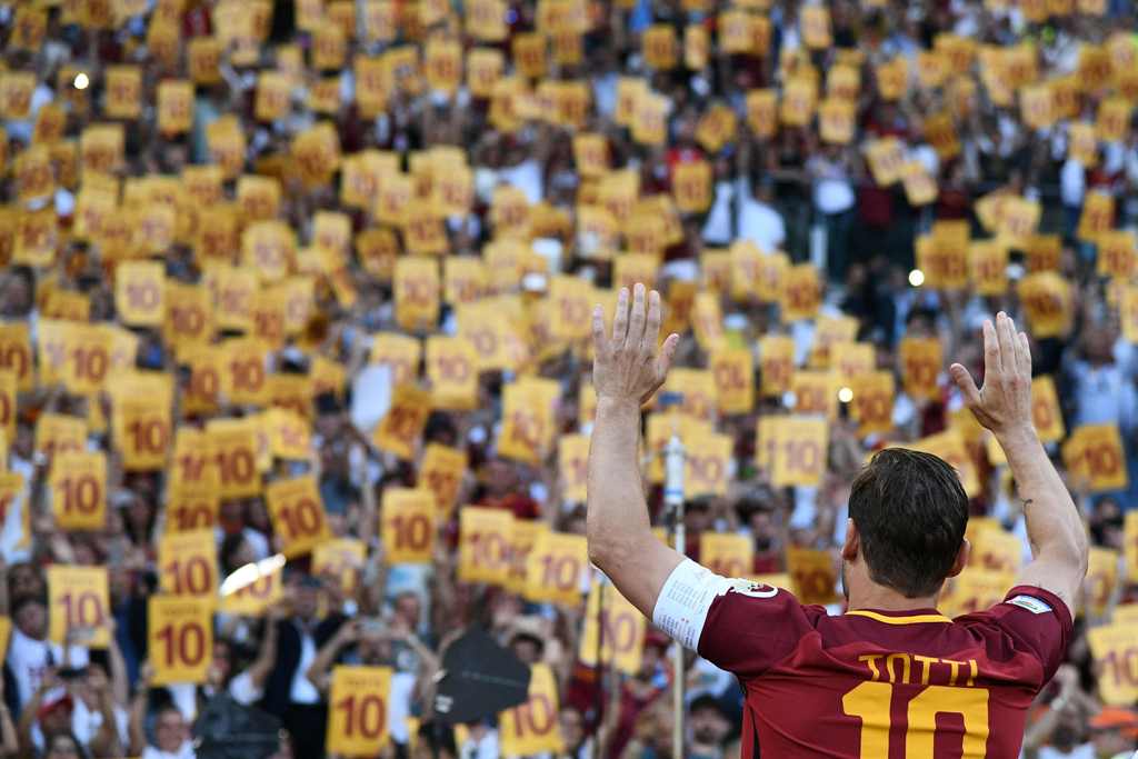 Potret dan Tangis Haru Fan pada Laga Perpisahan Totti