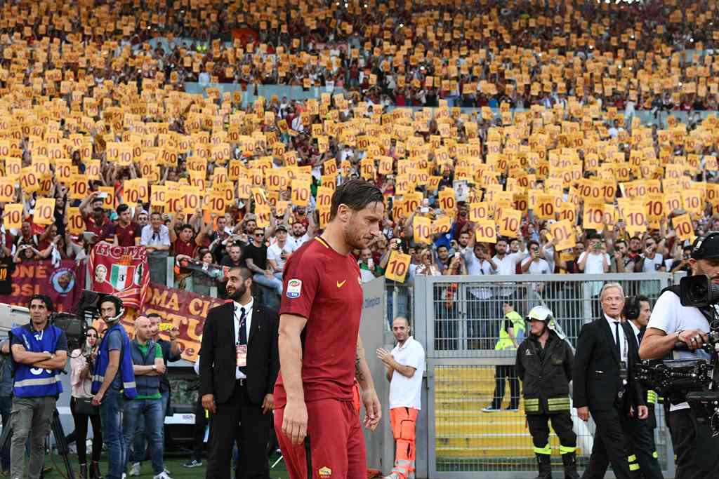 Potret dan Tangis Haru Fan pada Laga Perpisahan Totti