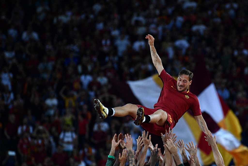 Potret dan Tangis Haru Fan pada Laga Perpisahan Totti