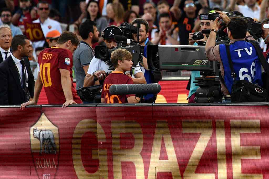 Potret dan Tangis Haru Fan pada Laga Perpisahan Totti