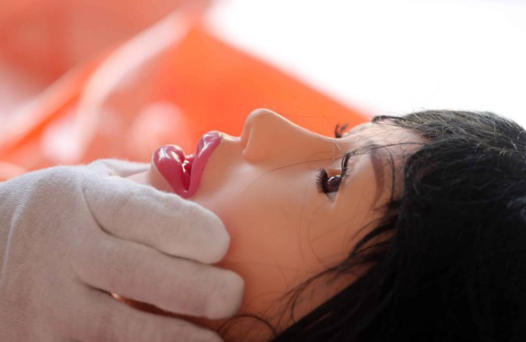 Mengintip Pabrik Pembuatan Boneka Seks