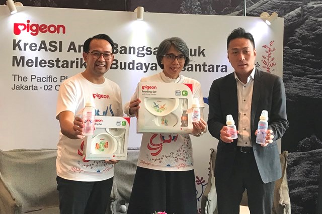 Motif Batik di Botol dan Alat Makan Bayi