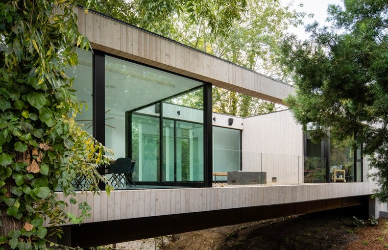 Bridge House, Bangunan yang Membentang di Atas Sungai