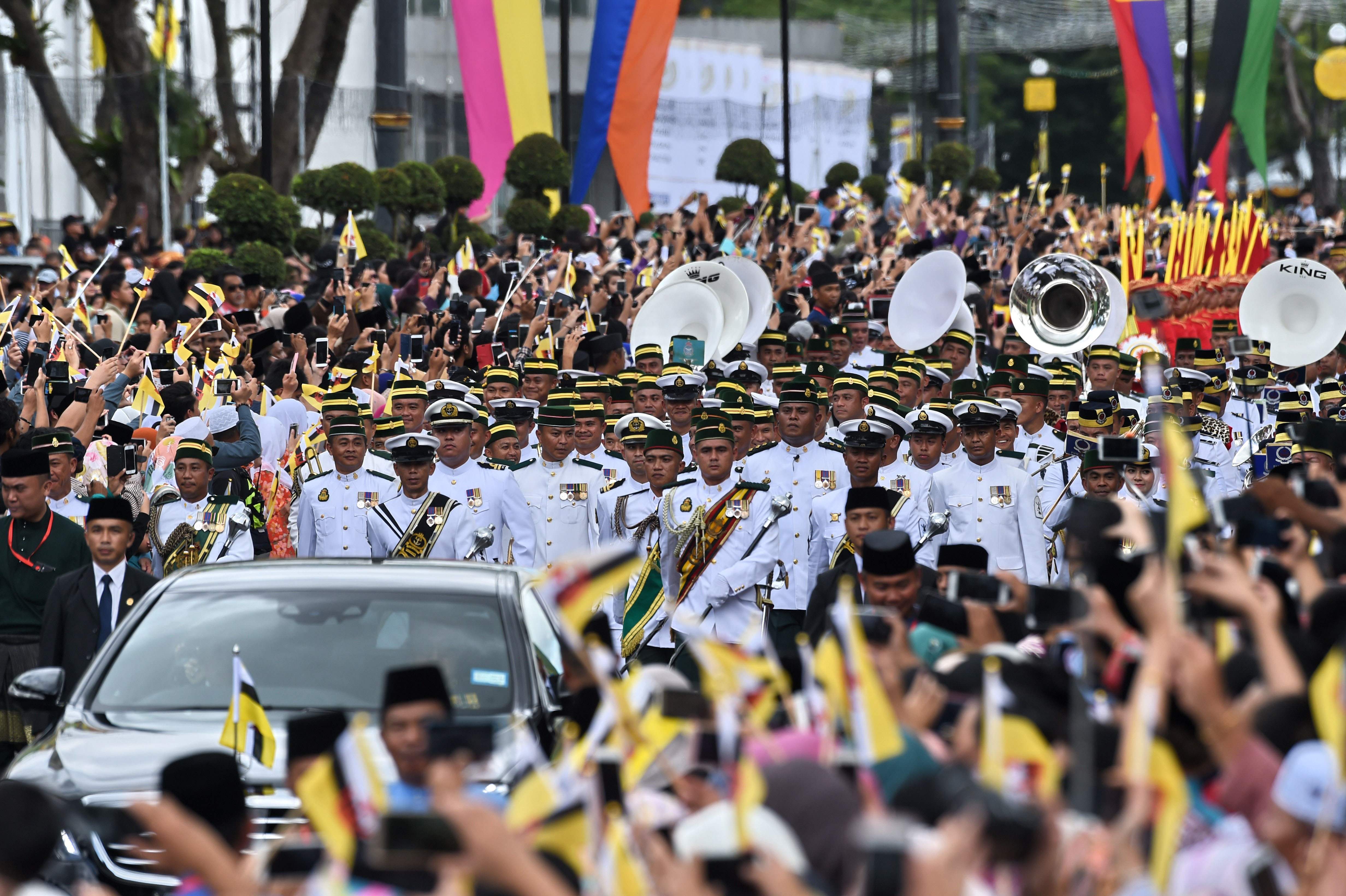 Bertabur Emas, Sultan Brunei Peringati 50 Tahun Pemerintahan