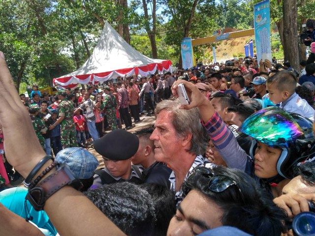 Bule Rela Berdesakan Demi Foto Bareng Jokowi