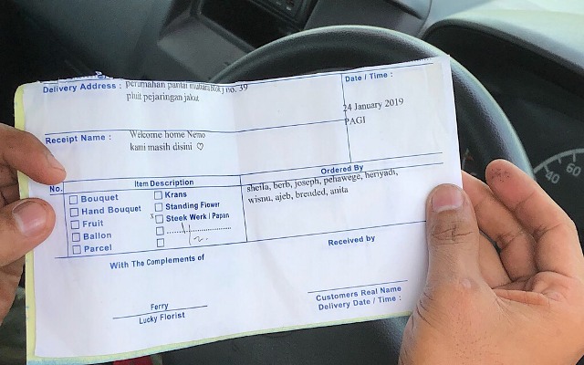 Karangan Bunga Berdatangan ke Rumah Ahok