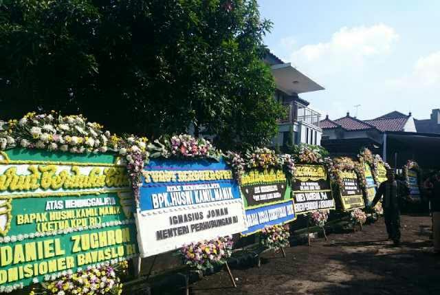 Karangan Bunga Duka Membanjiri Kediaman Husni Kamil Manik