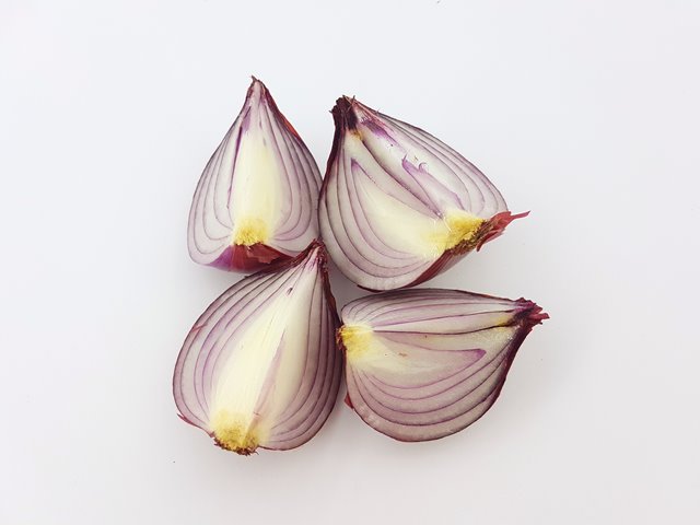 Alasan Memotong Bawang Merah Membuat Perih Mata