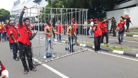 Buruh Padati Thamrin, TransJakarta Koridor II Dialihkan