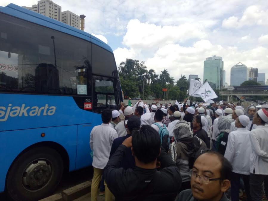 Tertabrak Bus TransJakarta, Pedagang Air Mineral Ditolong Massa FPI