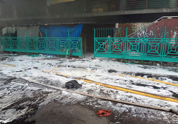 Petugas Gunakan Busa untuk Jinakan Si Jago Merah