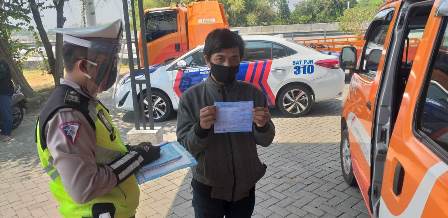 Ikuti Panduan Google Map, Pengendara Motor <i>Nyasar</i> Masuk Tol Jombang