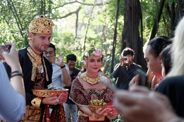 Sensasi Menikah dengan Adat Bali di Alam Terbuka