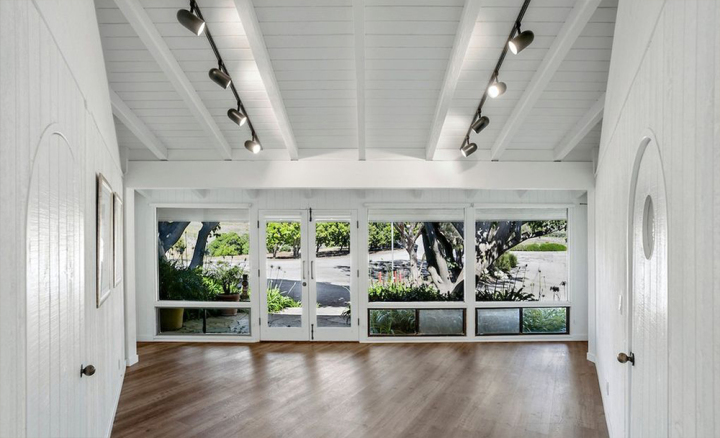 Chris Martin Jual Malibu Playhouse Rp80 Miliar