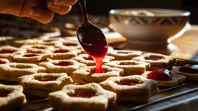 Tips Hilangkan Noda Sisa Kue di Loyang