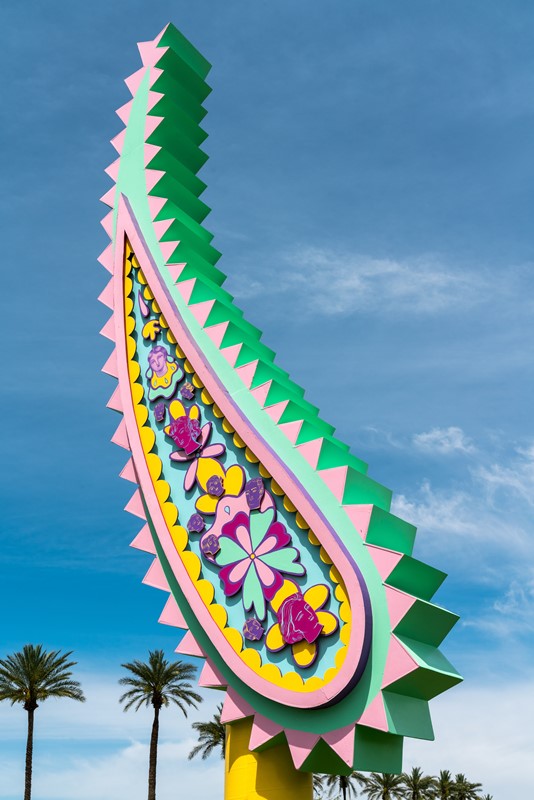 Instalasi Seni Penuh Warna Hiasi Festival Coachella