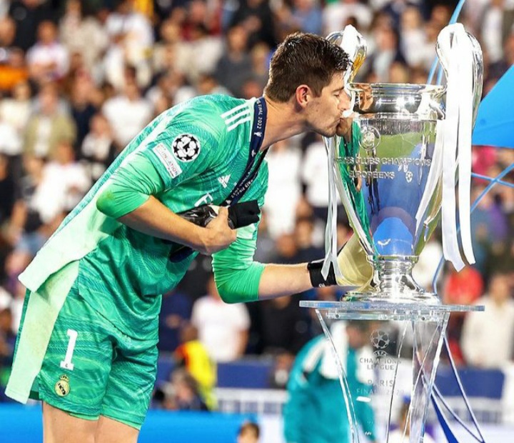Thibaut Courtois mencium trofi Liga Champions. (foto instagram @thibautcourois)
