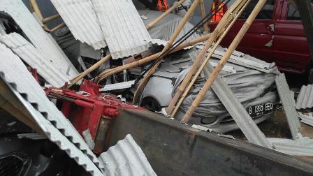 Crane Proyek Pintu Tol Kebun Nanas Ambruk Timpa Dua Mobil