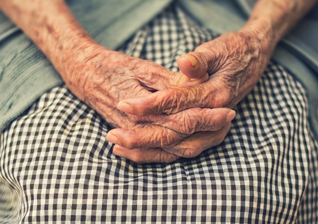 Alasan Lansia Cenderung Berjalan Lebih Lambat