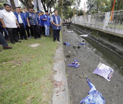Baliho dan Bendera Partai Demokrat di Riau Dirusak