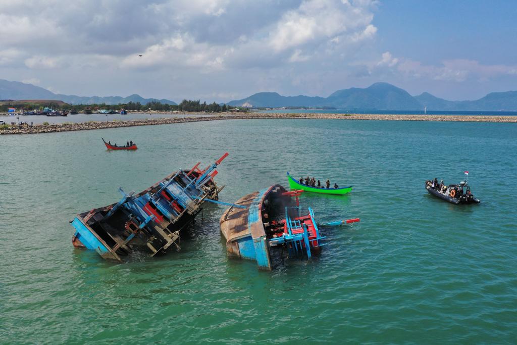 Kejati Aceh Musnahkan 2 Kapal Penangkap Ikan asal Malaysia