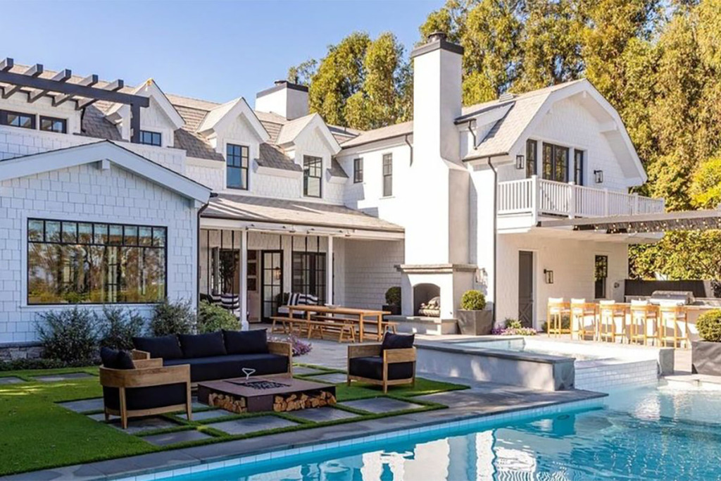 Dakota Johnson dan Chris Martin Beli Rumah Bersama Seharga Rp175 Miliar