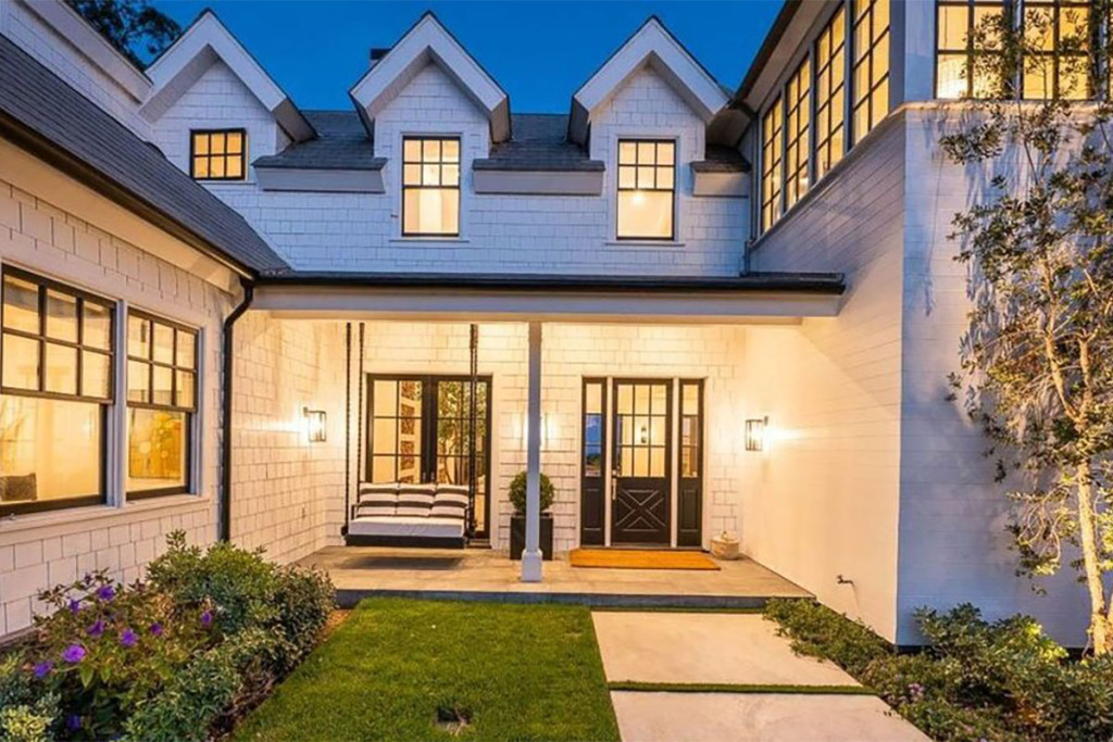 Dakota Johnson dan Chris Martin Beli Rumah Bersama Seharga Rp175 Miliar