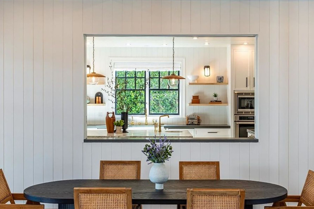 Dakota Johnson dan Chris Martin Beli Rumah Bersama Seharga Rp175 Miliar