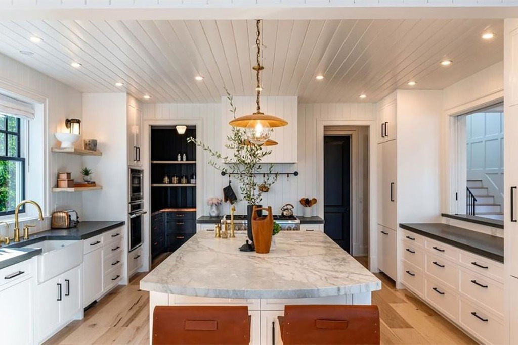 Dakota Johnson dan Chris Martin Beli Rumah Bersama Seharga Rp175 Miliar