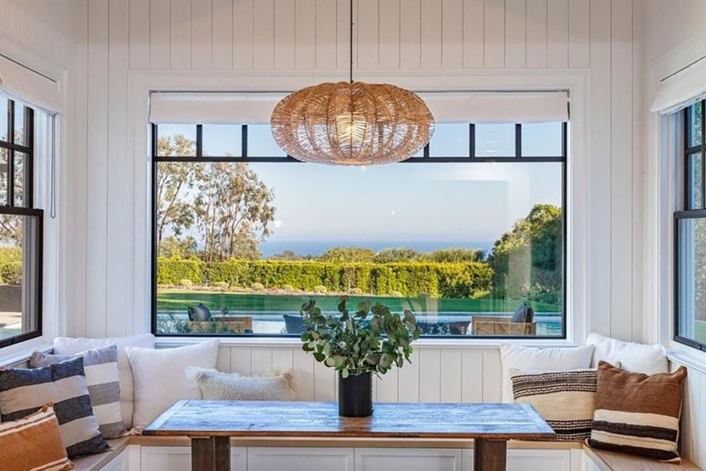 Dakota Johnson dan Chris Martin Beli Rumah Bersama Seharga Rp175 Miliar
