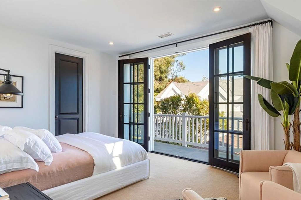 Dakota Johnson dan Chris Martin Beli Rumah Bersama Seharga Rp175 Miliar