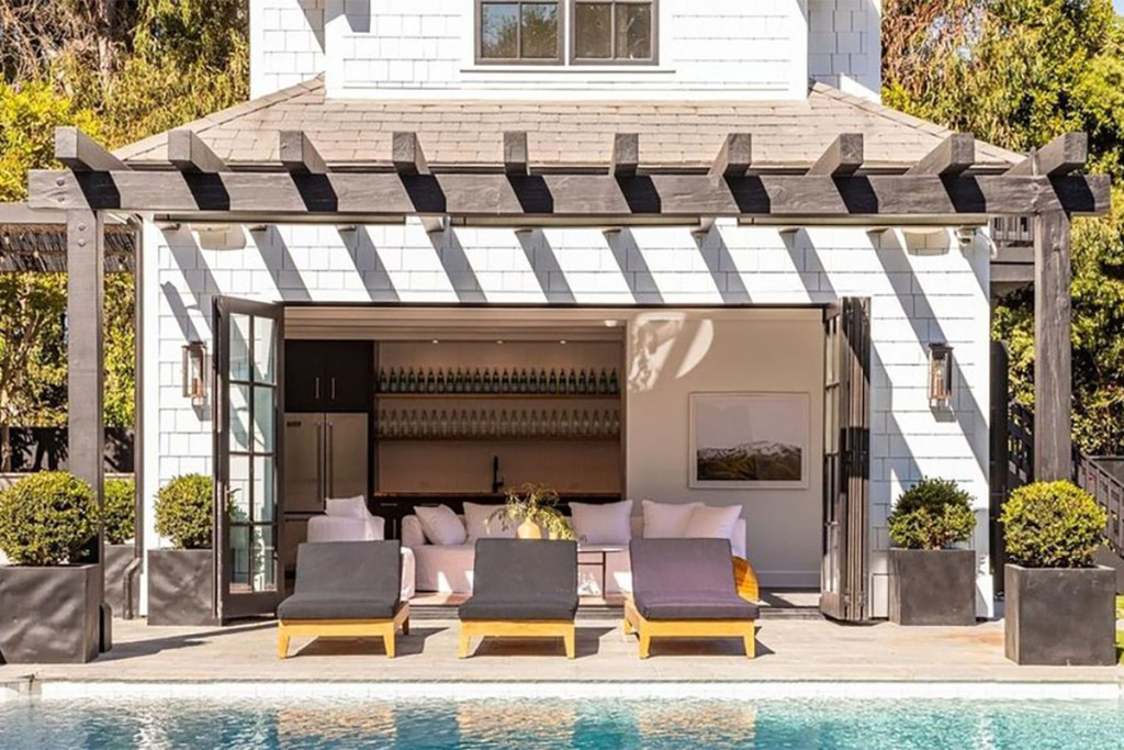 Dakota Johnson dan Chris Martin Beli Rumah Bersama Seharga Rp175 Miliar