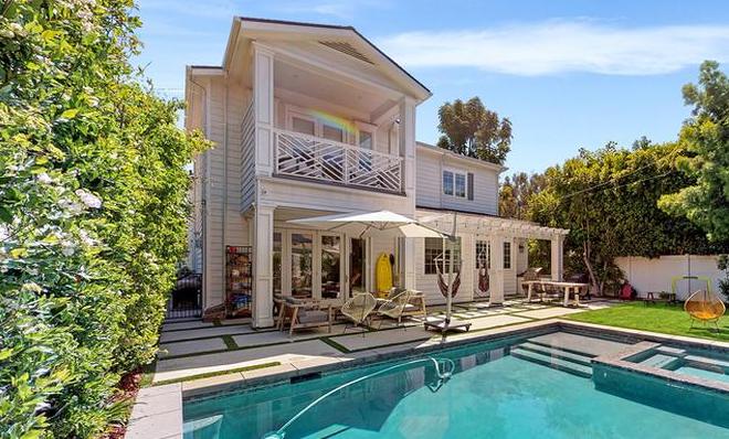 Dakota Fanning Beli Rumah Klasik Rp41,4 Miliar