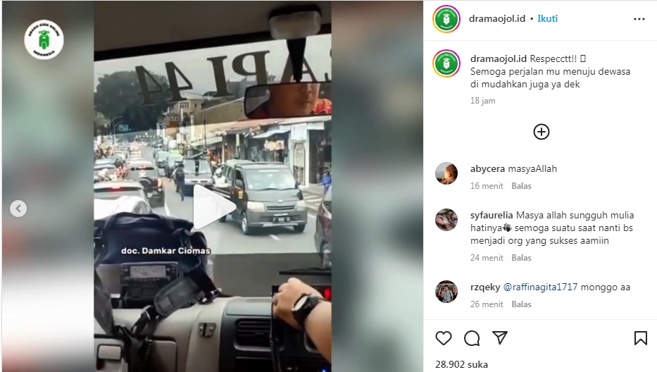 Viral! Remaja SMP Sendirian Urai Kemacetan Buka Jalan Mobil Damkar