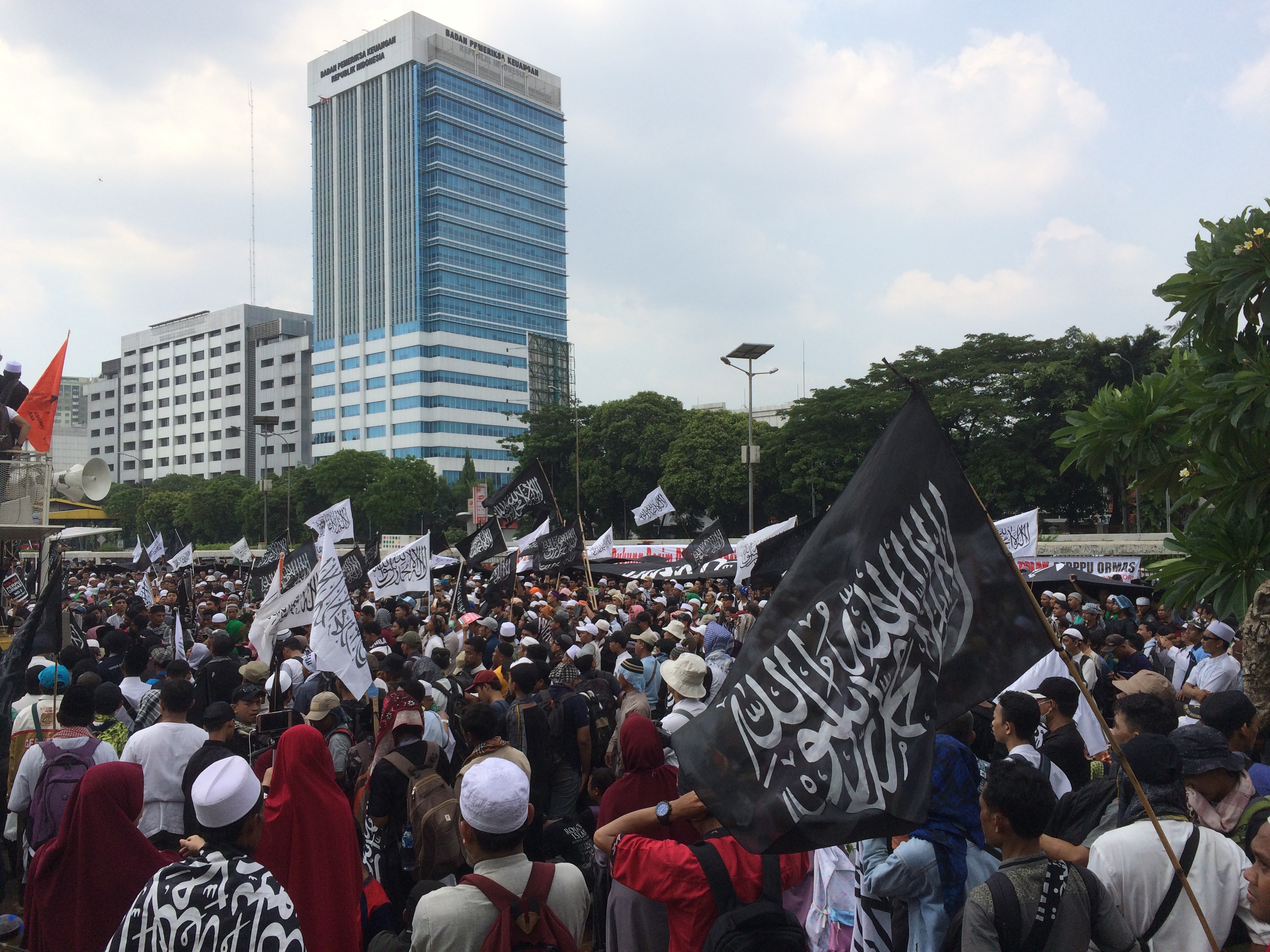 Ribuan Pedemo Geruduk Gedung DPR Kawal Paripurna Perppu Ormas