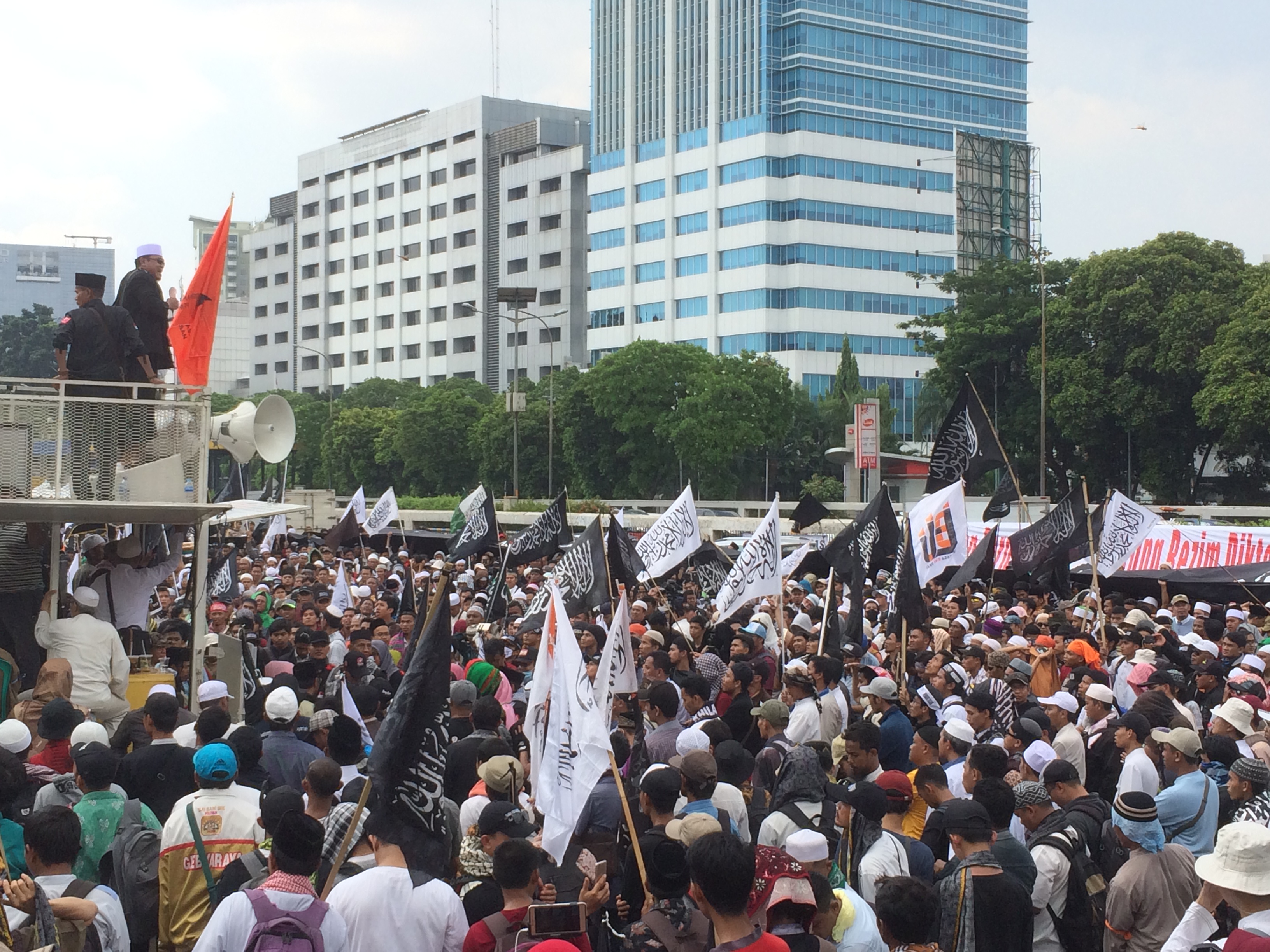 Ribuan Pedemo Geruduk Gedung DPR Kawal Paripurna Perppu Ormas