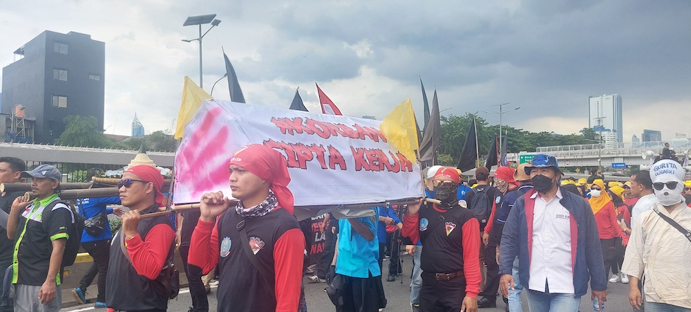 Diguyur Hujan, Ribuan Buruh Geruduk DPR Desak Perppu Ciptaker Dicabut