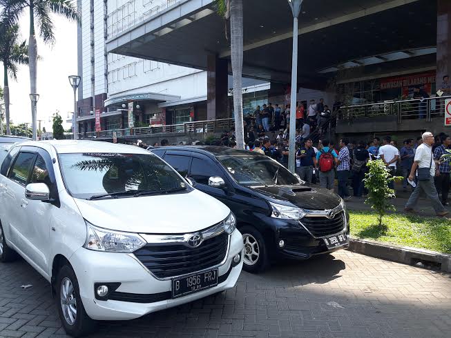 Pengemudi Taksi Online Kompak <i>Offline</i> Seharian