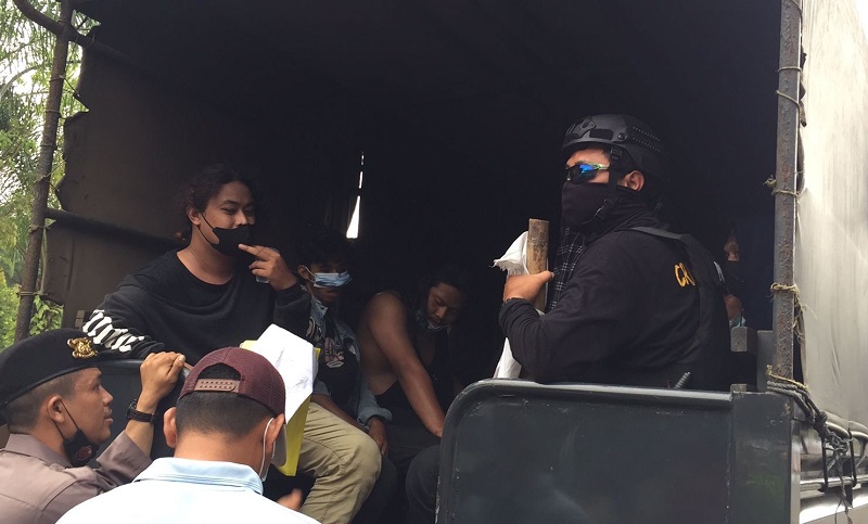Sejumlah mahasiswa diamankan polisi saat aksi di Kanto Bupati Tangerang, Rabu, 13 Oktober 2021. (Medcom.id/Hendrik S)