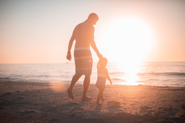 Hal yang Perlu Anda Perhatikan Saat Bermain ke Pantai Bersama Anak