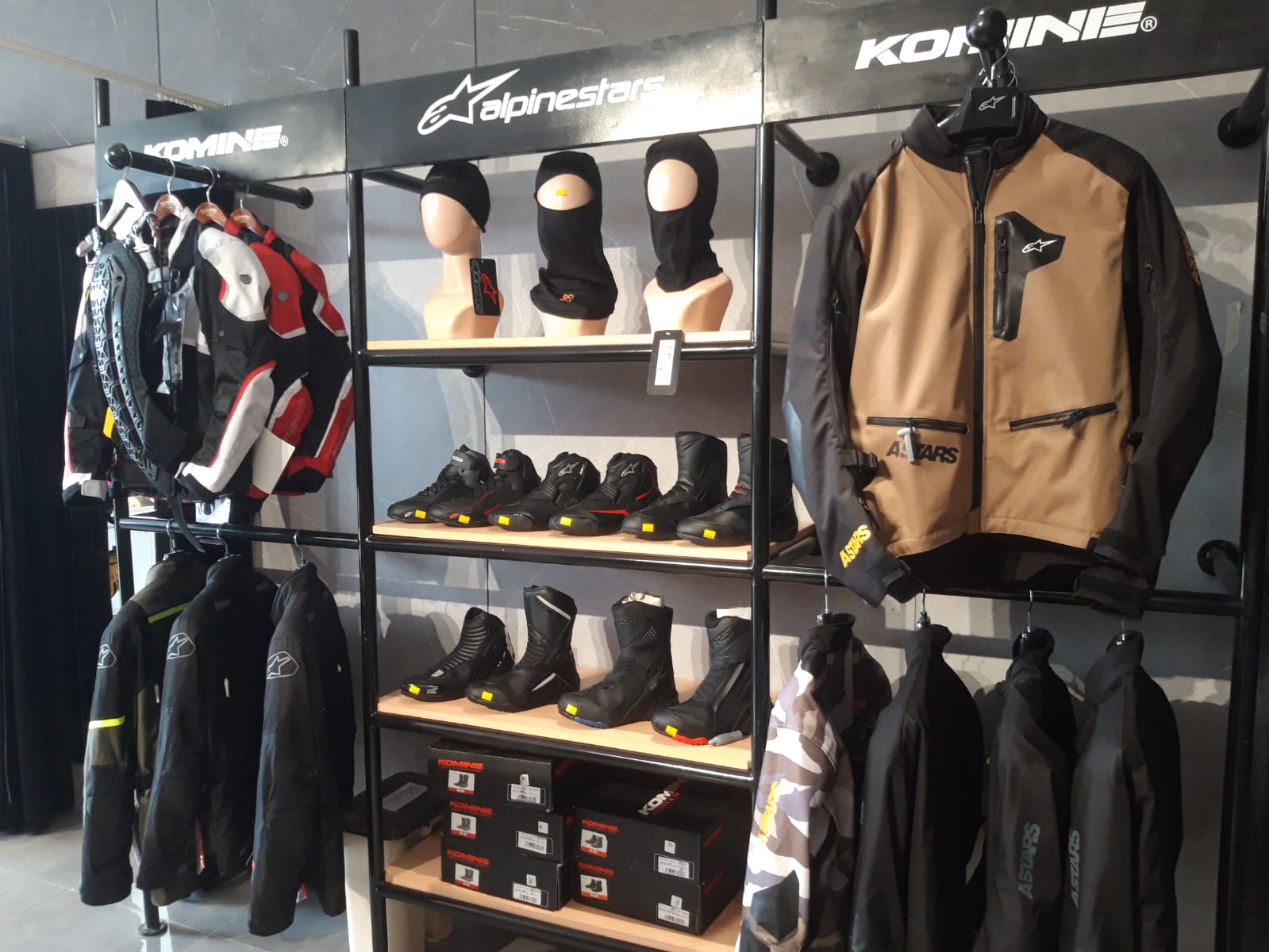 Opsi Tempat Belanja Helm dan Apparel Premium di PIK