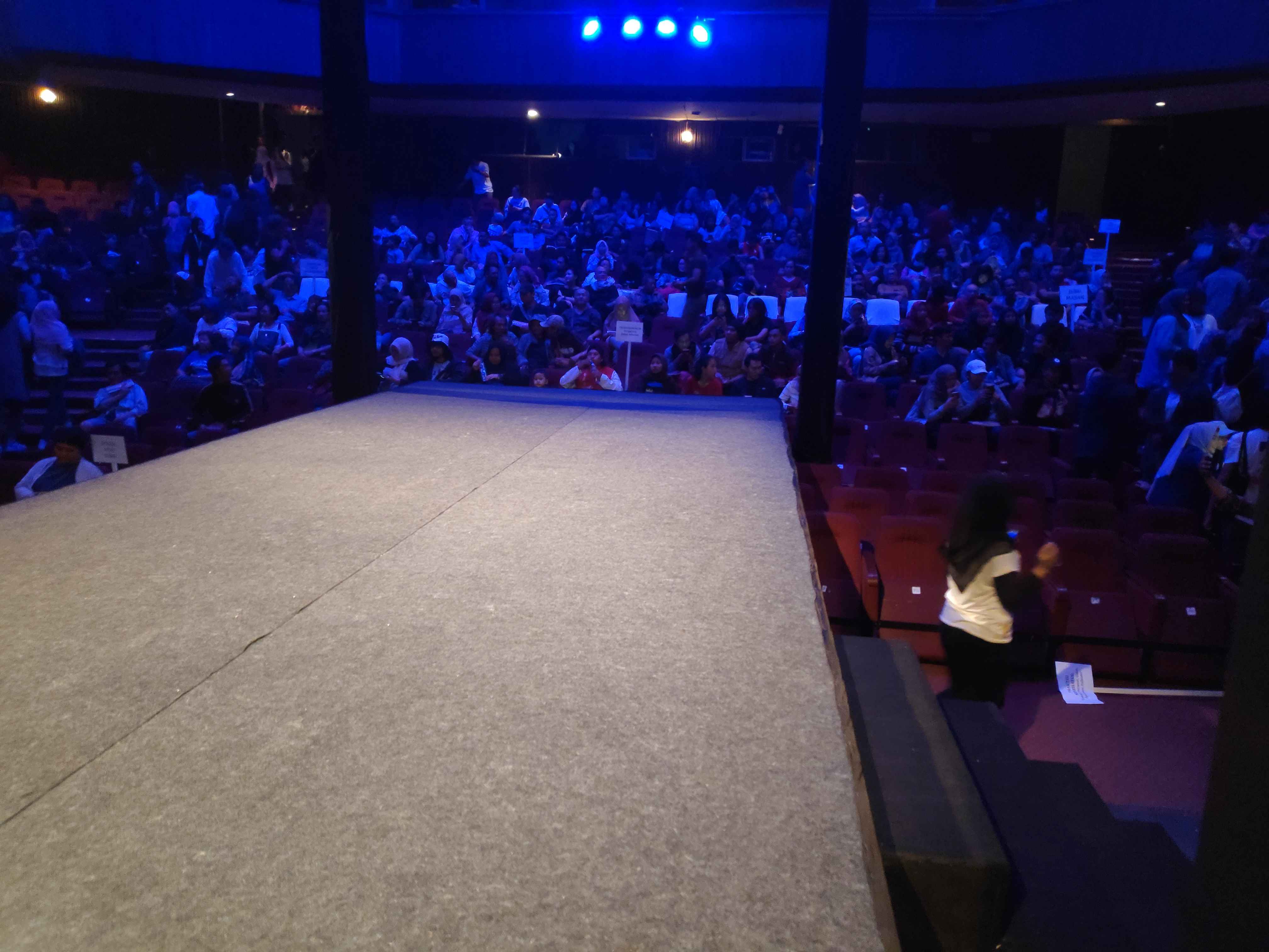 Menonton Milenial di Panggung Teater
