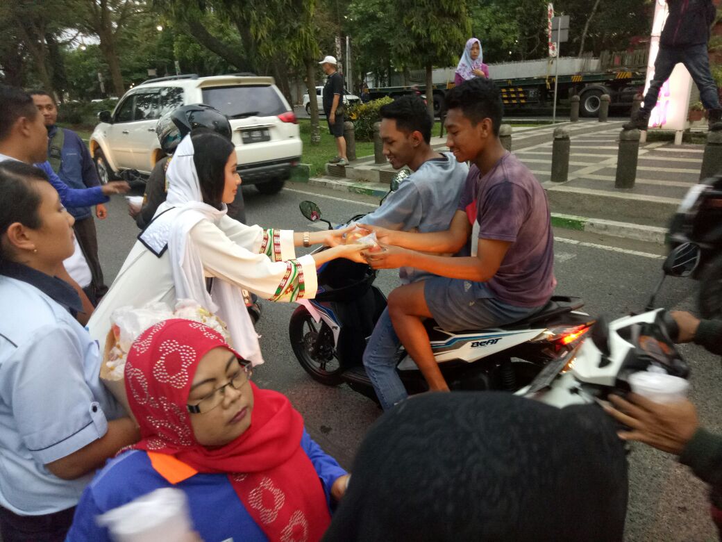 Komunitas Difabel Malang Berbagi Takjil Gratis